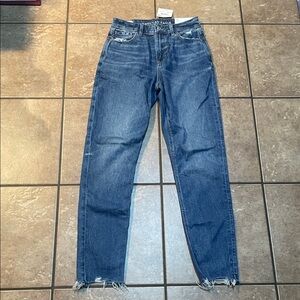 American Eagle Strigid Mom Jean Distressed NEW!